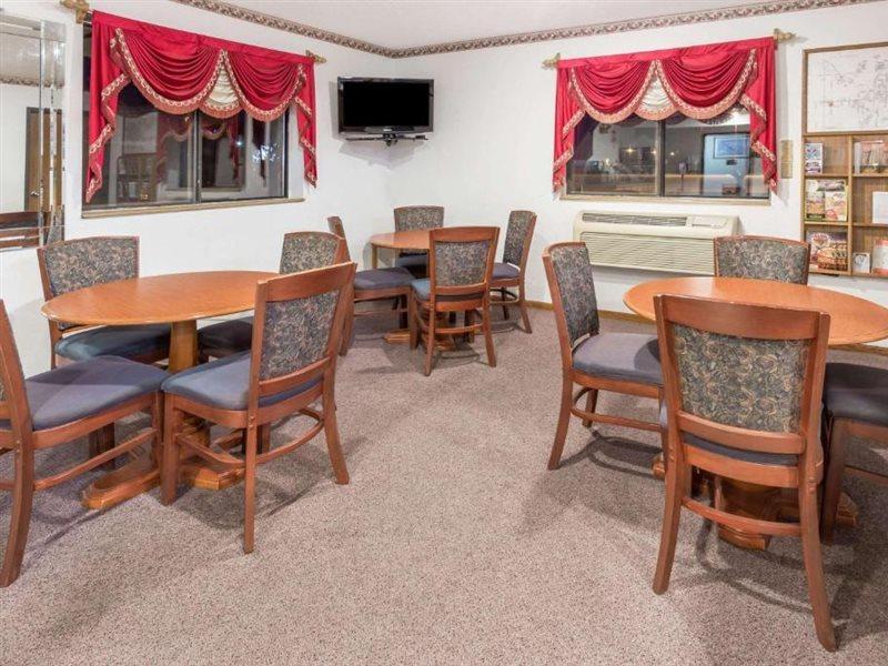 Hotel Super 8 By Wyndham Pontiac Extérieur photo