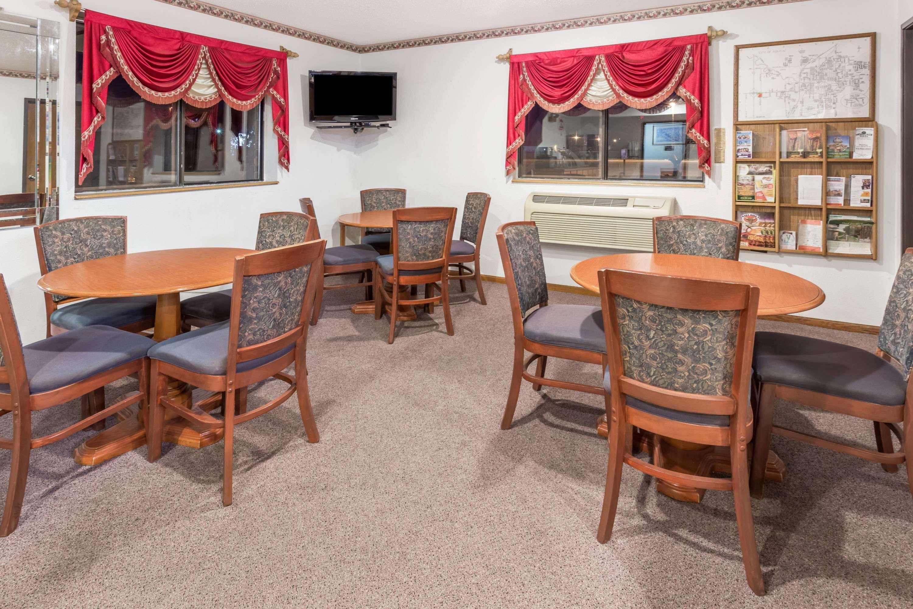 Hotel Super 8 By Wyndham Pontiac Extérieur photo